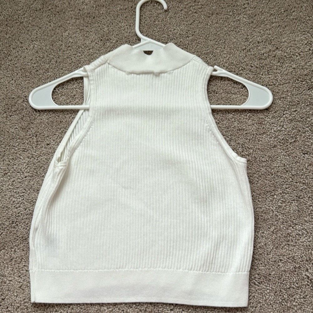 UNIQLO Mock Neck Sleeveless Cropped Sweater in Off White